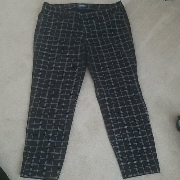 Old Navy Pants - Window pane pixie pant